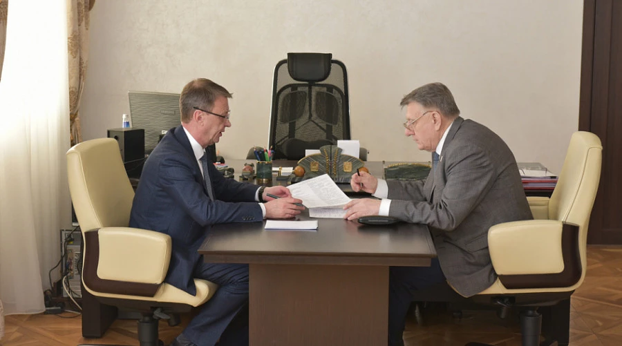 Глава Барнаула Вячеслав Франк и председатель Общественной палаты города Владимир Лопаткин.