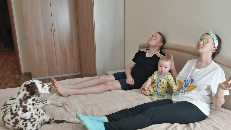 Актеры театра драмы Анна Бекчанова и Дмитрий Плеханов с сыном Яриком и собакой Мартином