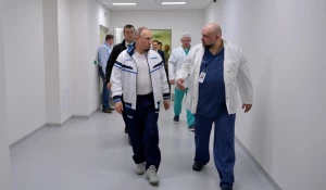Владимир Путин и главврач больницы Денис Проценко.
