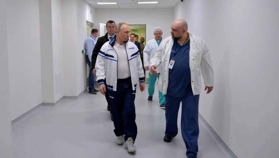Владимир Путин и главврач больницы Денис Проценко.