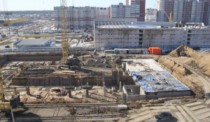 Строительная площадка новой поликлиники в Барнауле. 