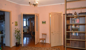 В Барнауле продают квартиру с высокими потолками.