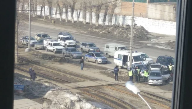 В Барнауле полицейские остановили и обыскали автомобиль.