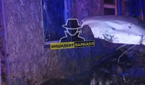 Лихач на иномарке въехал в частный дом в Барнауле.