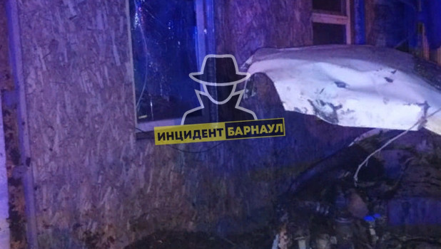 Лихач на иномарке въехал в частный дом в Барнауле.