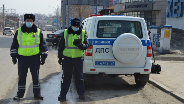 Алтайские полицейские патрулируют улицы городов и сел в условиях самоизоляции граждан.