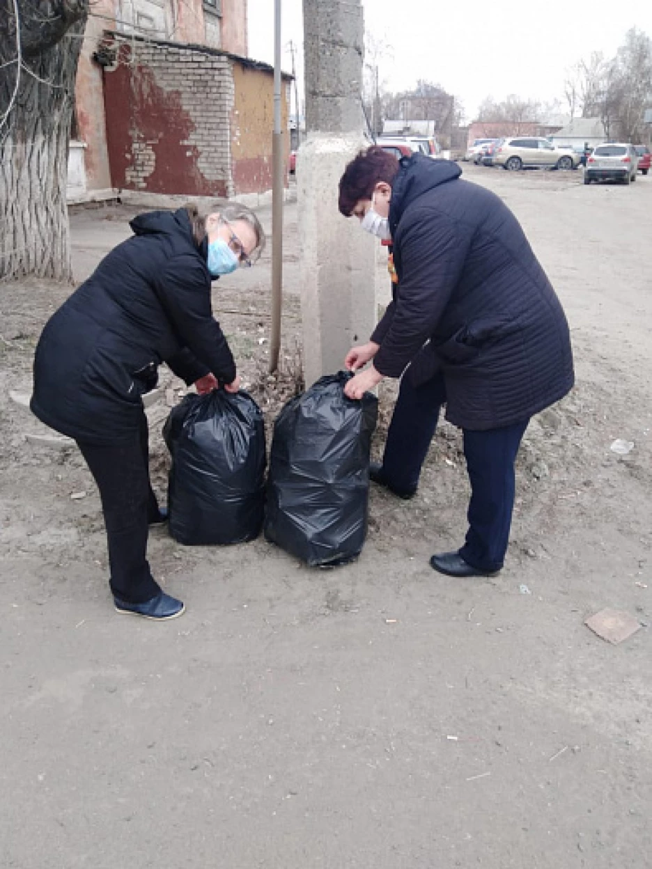 Барнаульцам надоело сидеть дома и они отмыли подъезд, оттащили мусор и  поворошили снег