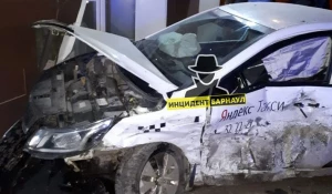 Автомобиль такси врезался в дом.