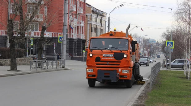 Дорожники наводят порядок в Барнауле.