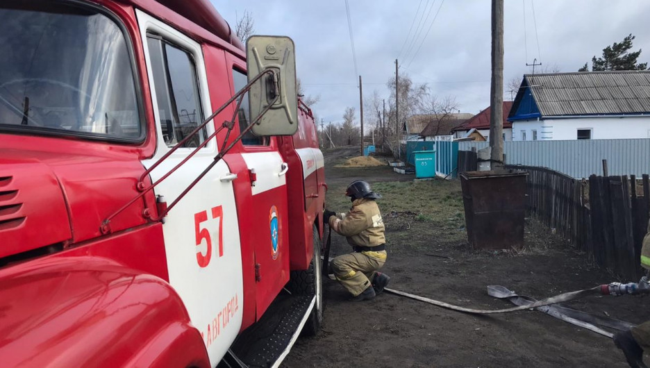 В Алтайском крае двое детей из многодетной семьи едва не сгорели во время пожара 