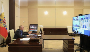 Владимир Путин ведет совещание в режиме видеоконференции.