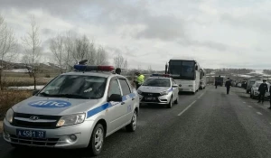 Пассажиров чартера везут домой.