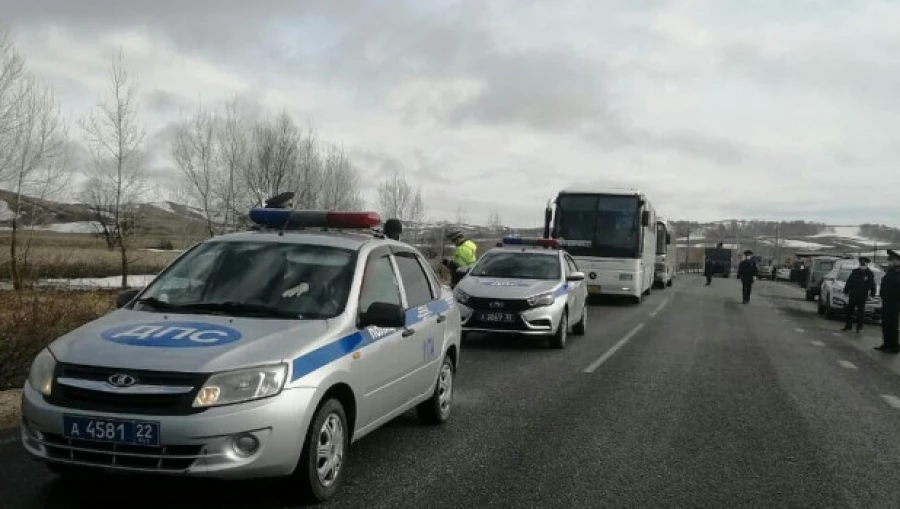 Пассажиров чартера везут домой.