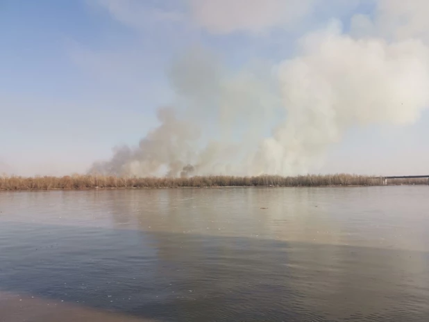 Пожар на правом берегу в Барнауле