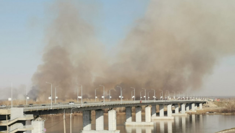 Правый берег Барнаула заволокло густым дымом из-за пожара