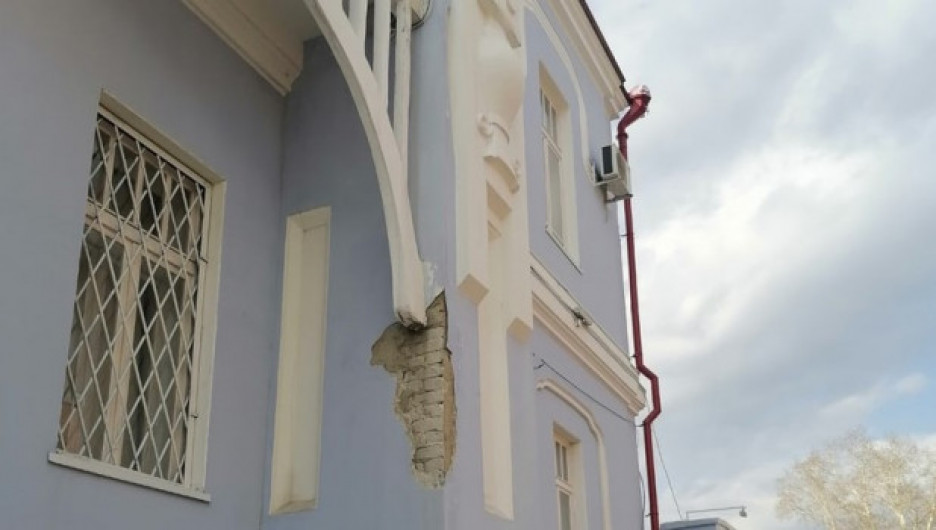 Известный в Алтайском крае особняк начал осыпаться после ремонта