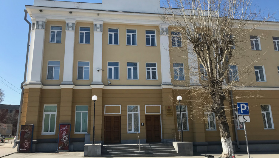 Отсюда в 1990-е годы контролировалась деятельность коммерческих банков в Алтайском крае.