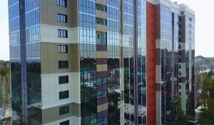 17-этажная высотка в живописном районе Барнаула.