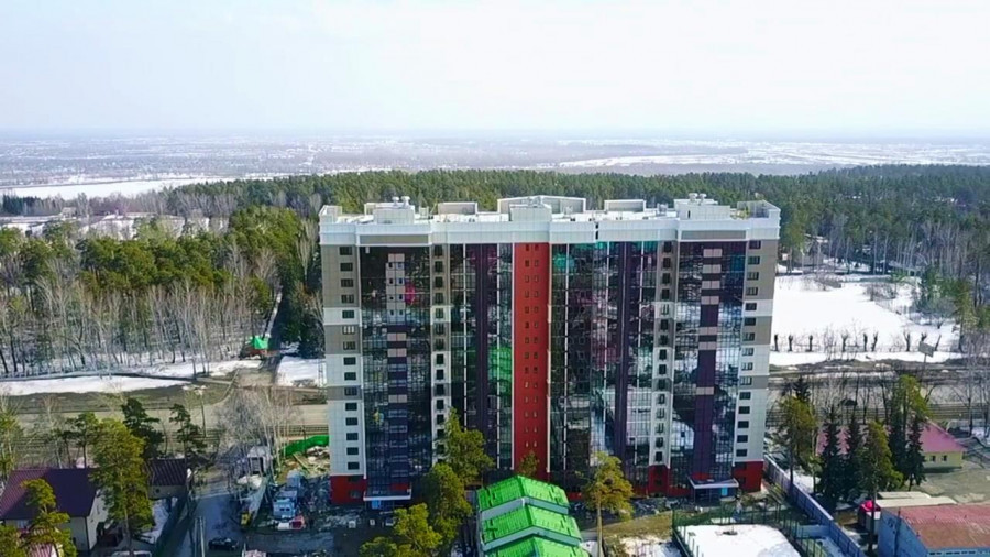 17-этажная высотка в живописном районе Барнаула.