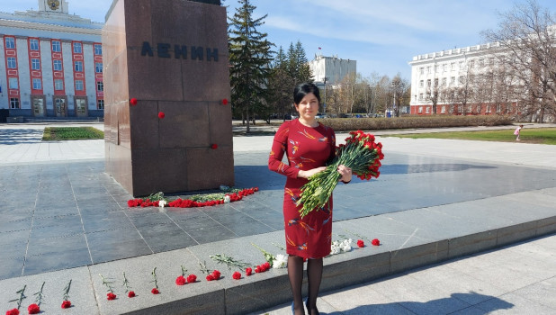 Мария Прусакова возложила цветы к памятнику Ленина, 2020 год.