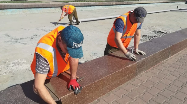 В Барнауле готовят фонтаны к летнему сезону.