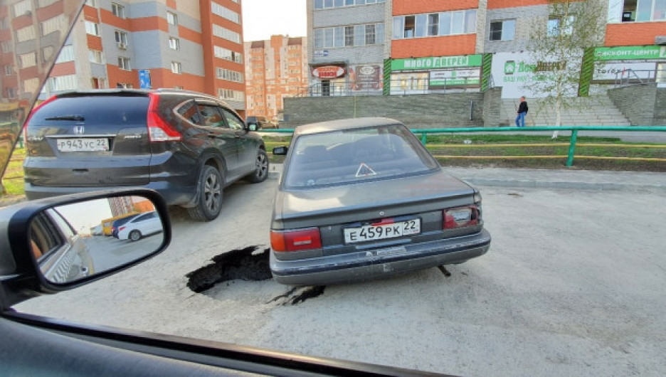 В Барнауле под автомобилем провалился асфальт