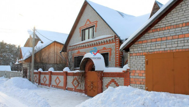 В Барнауле продается большой коттедж с баней, бильярдом и камином.