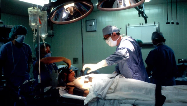 Тюменский хирург достал из тюменки кисту с зубами и волосами