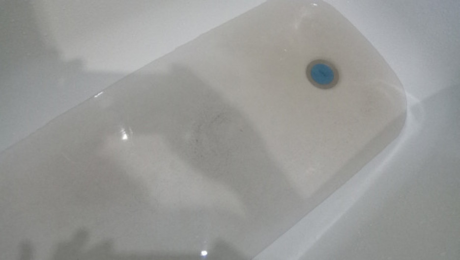 Как из лужи. Жители алтайского города возмущены качеством воды в своих домах 