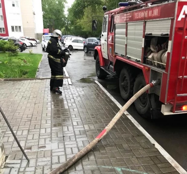 Пожар в Барнауле в многоквартирном доме.