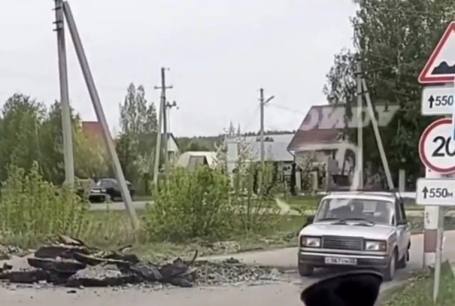 В поселке Солнечная поляна повредили асфальт.