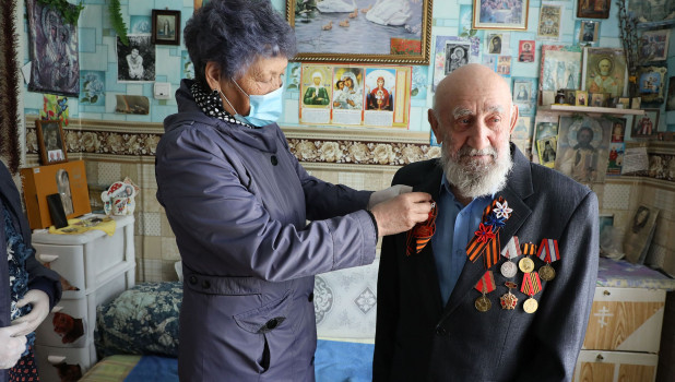 Алтай-Кокс поздравил ветеранов и тружеников тыла с 75-летием Победы.