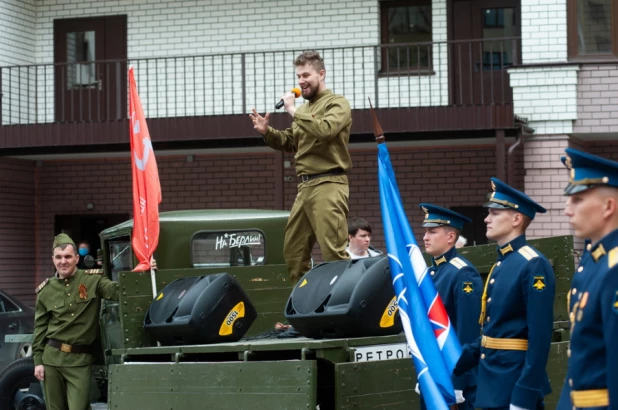 Концерт в честь Великой Победы под окнами ветерана.