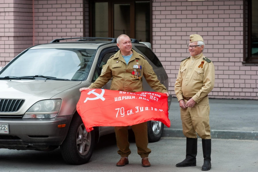 Концерт в честь Великой Победы под окнами ветерана.