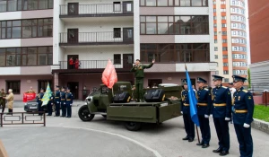 Концерт в честь Великой Победы под окнами ветерана.