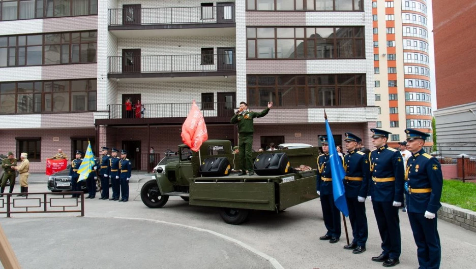 Концерт в честь Великой Победы под окнами ветерана.