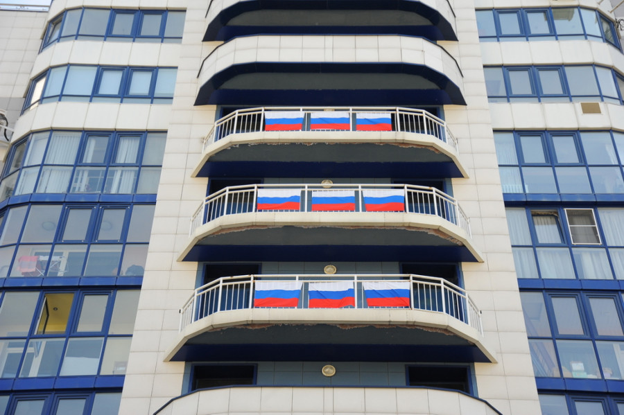 Триколор в окне. Барнаульцы присоединились к акции «Флаги России. 9 мая».