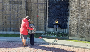 Барнаульцы пришли на Мемориал Славы 9 мая 2020 года, несмотря на пандемию.