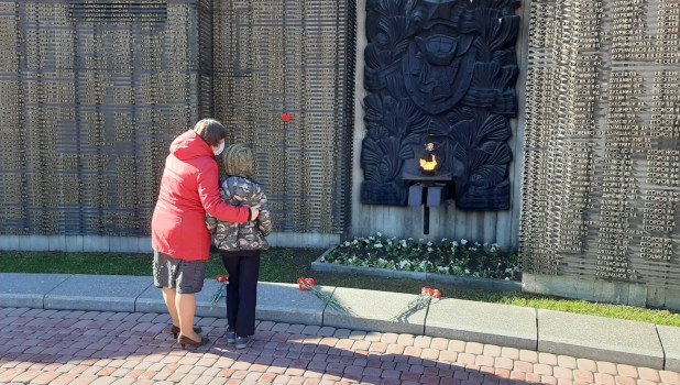 Барнаульцы пришли на Мемориал Славы 9 мая 2020 года, несмотря на пандемию.