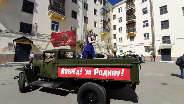 9 мая 2020 в Барнауле поздравили ветеранов ВОВ.