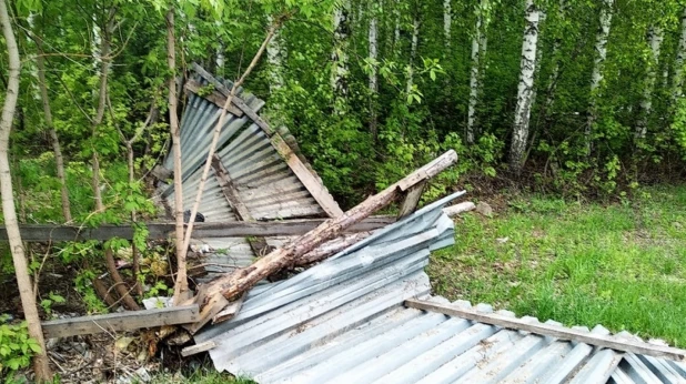 Рухнувший забор в Барнауле.