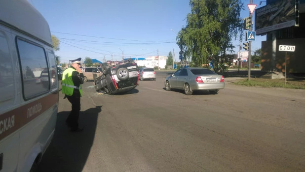 В Бийске перевернулся автомобиль