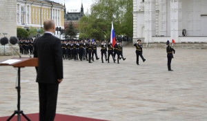 Владимир Путин и пеший караул Президентского полка 9 мая 2020 года.