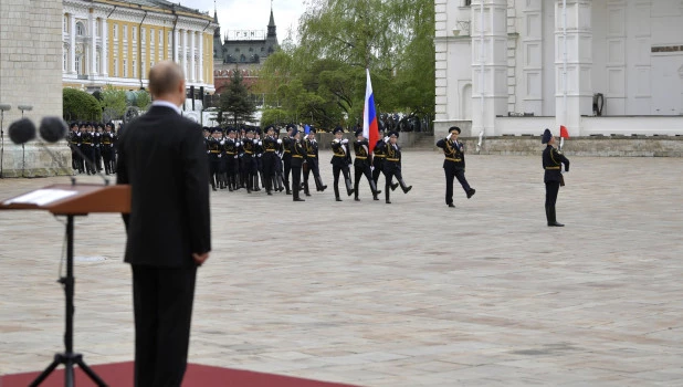 Владимир Путин и пеший караул Президентского полка 9 мая 2020 года.