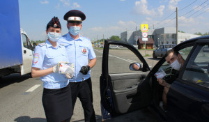 Сотрудники ГИБДД раздали водителям маски.