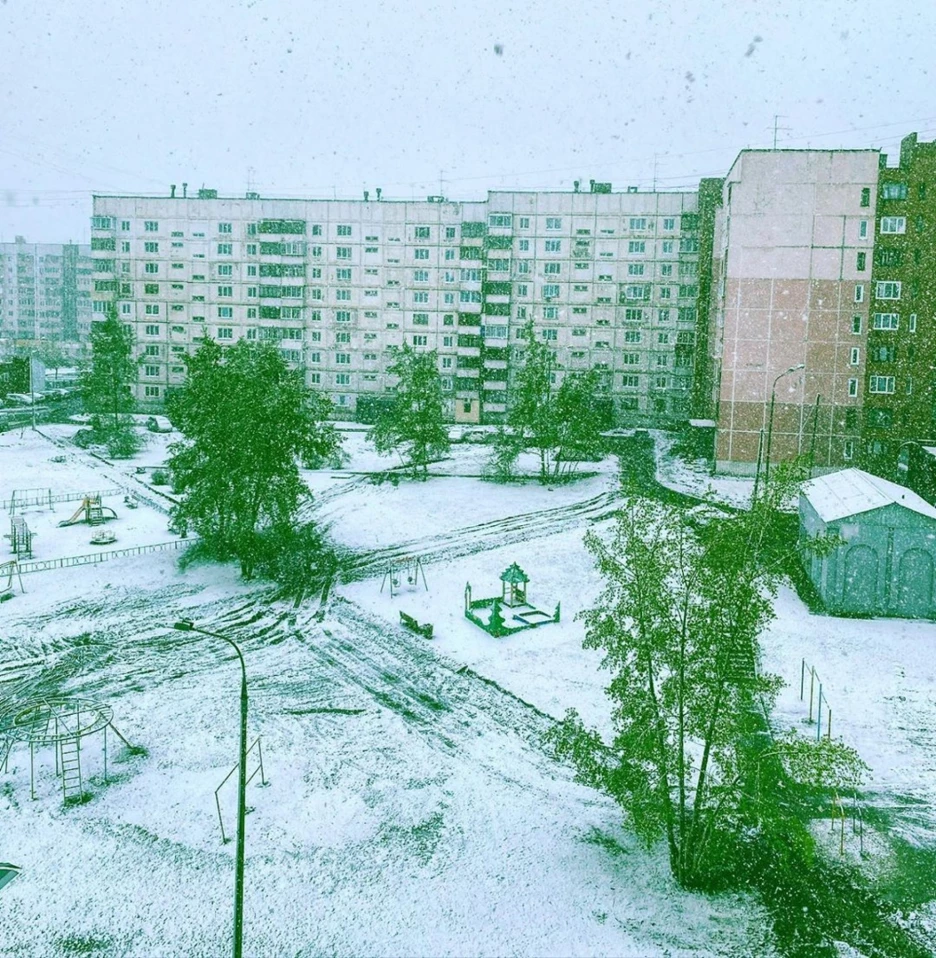 Сибирский город засыпало снегом. А в соседних регионах задыхаются от  аномальной жары