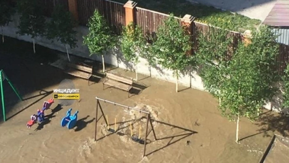 Купальный сезон открыт: в Новосибирске эпично затопило дворы многоэтажек