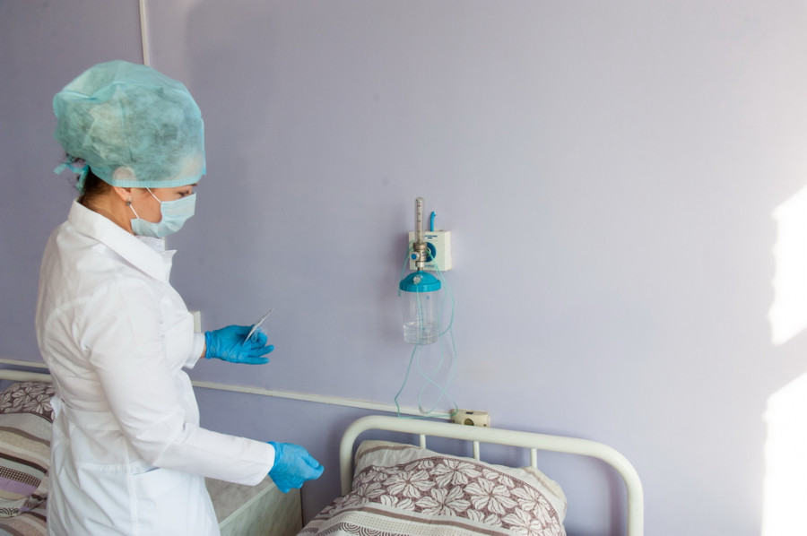 Медики Алтайского края продолжают получать доплату за пациентов с COVID-19.