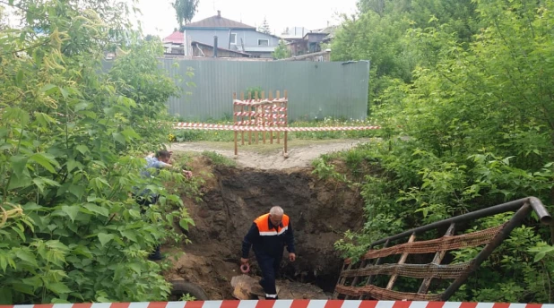 В Барнауле рухнул пешеходный мост.