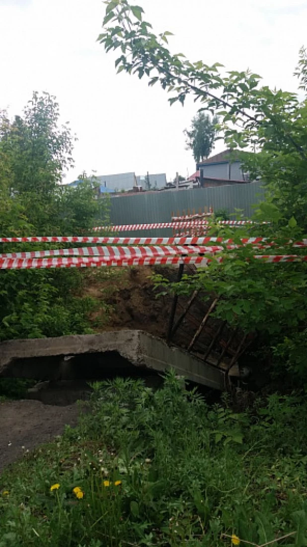 В Барнауле рухнул пешеходный мост.